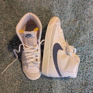 Women's Nike Blazer Mid '77 size 8 CZ1055-125
